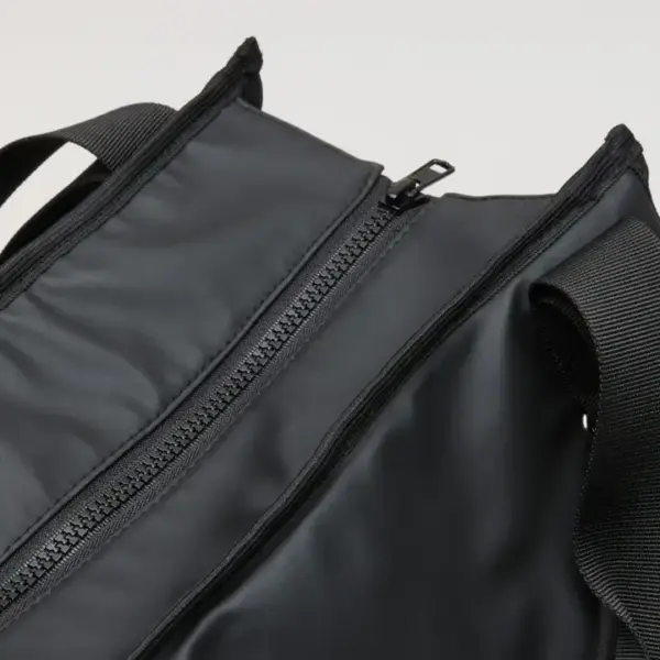 Cuciture e chiusura Cerniera parte superiore della Borsa trasportino per cani nera in pvc riciclato