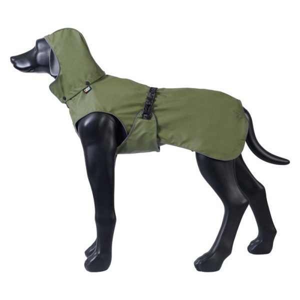 Manichino che indossa lImpermeabile per cani di colore verde realizzato con materiale riciclato visto dal lato indossando anche il cappuccio