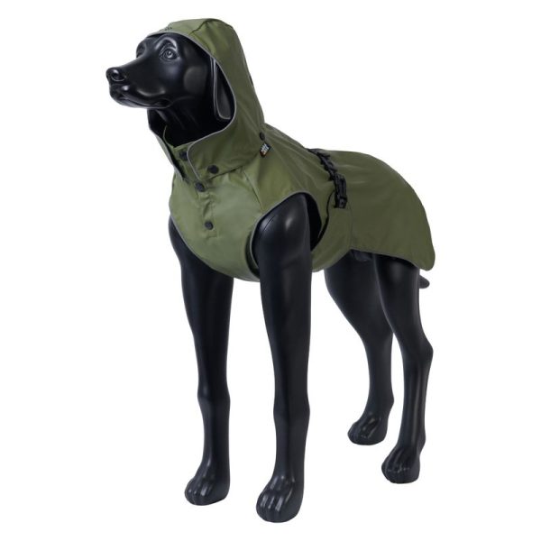Manichino che indossa lImpermeabile per cani di colore verde realizzato con materiale riciclato visto da davanti con indosso anchce il cappuccio
