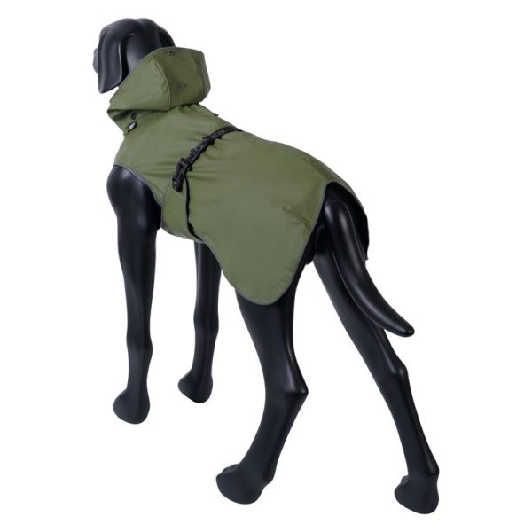 Manichino che indossa l'Impermeabile per cani di colore verde realizzato con materiale riciclato visto da dietro