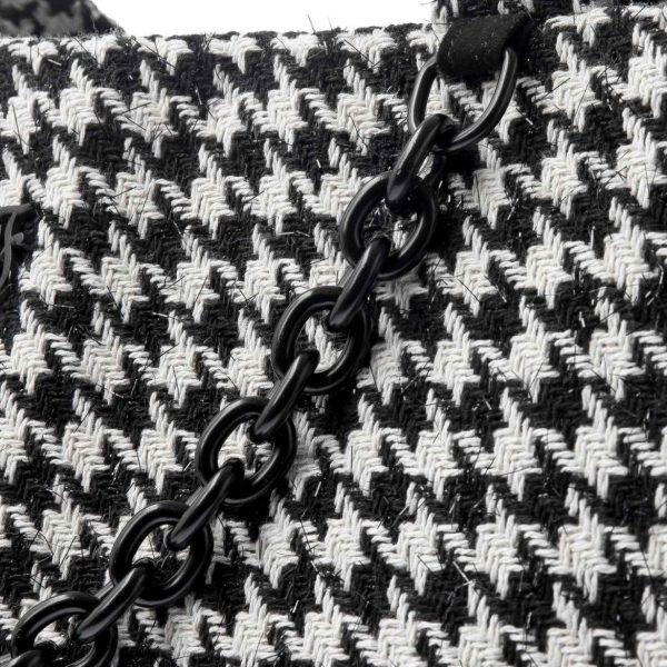Dettagli metallici presenti all'esterno della borsa trasportino per cani a trama scozzese in bianco e nero